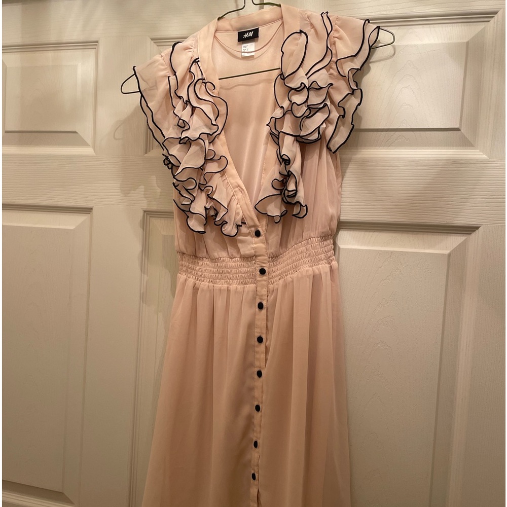 H&M Beautiful Pink Ruffle Dress
Size 4 pre owned great condition